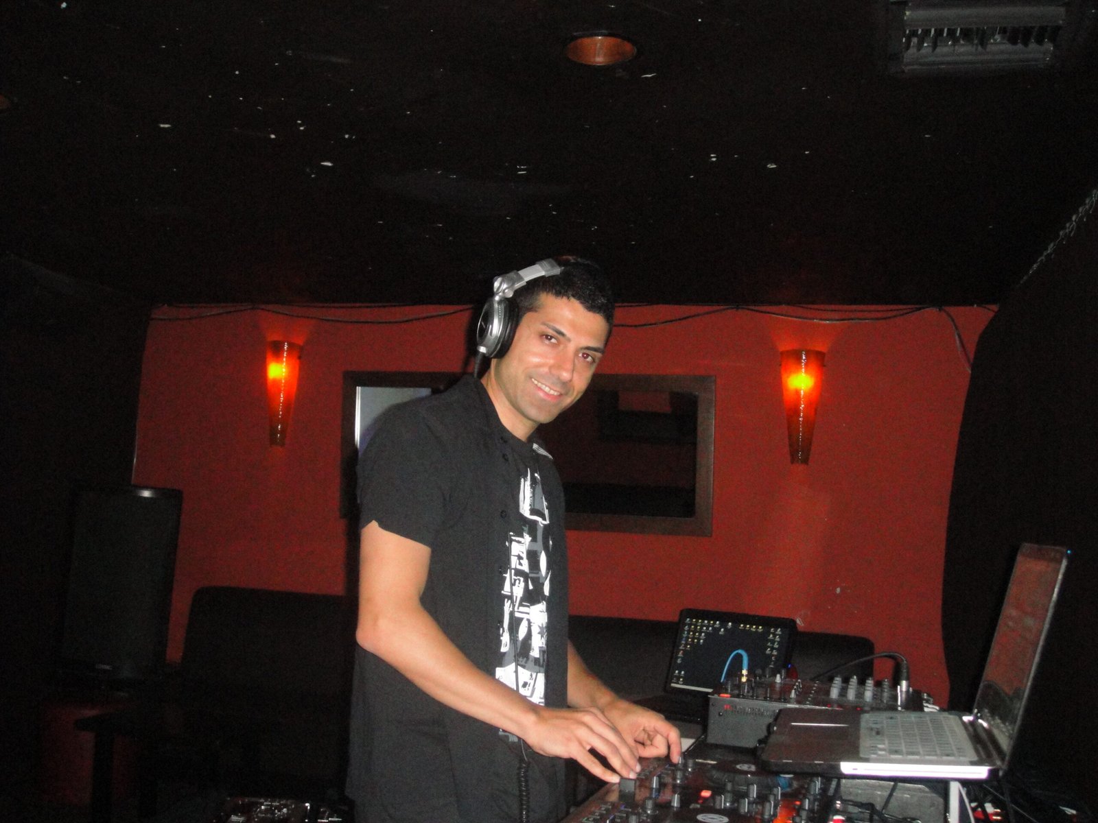 live at skinny noho 